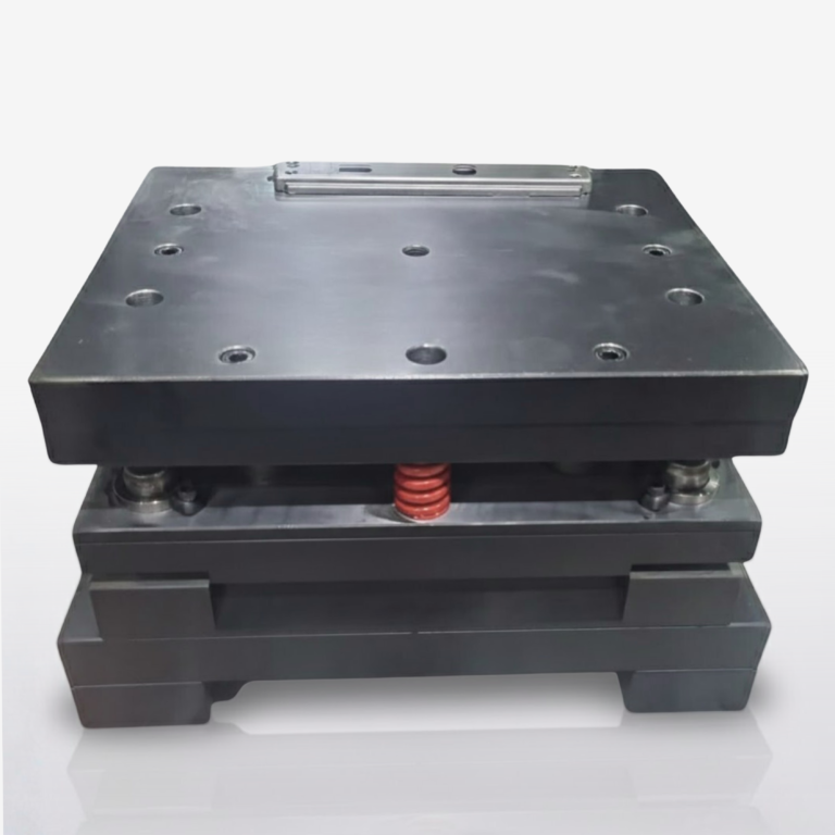 لقطة أمامية لقالب تشكيل معادن (Die Set) هندسي مفتوح، يظهر بوضوح الهيكل الفولاذي، ونظام التوجيه المدمج، والمجاري الهوائية لعلامة ميرال قالب