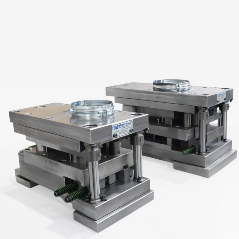 مجموعة لقطات (أمامية ومنظور خلفي) لقالبي تشكيل معادن هندسيين متماثلين مفتوحين (Die Sets)، تظهر بوضوح الهيكل الفولاذي، ونظام التوجيه الدقيق، والمجاري الهوائية لعلامة ميرال قالب.